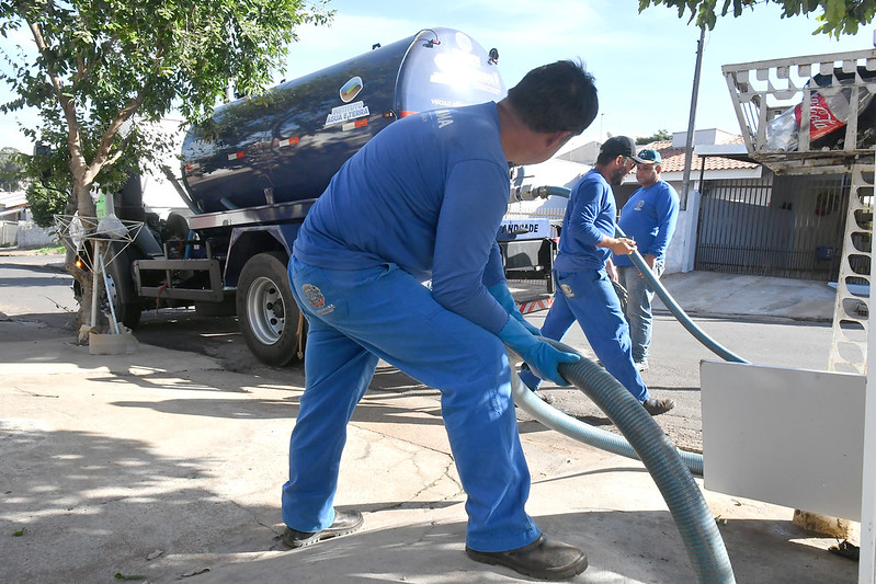 Opera&ccedil;&atilde;o com caminh&atilde;o de limpa fossa